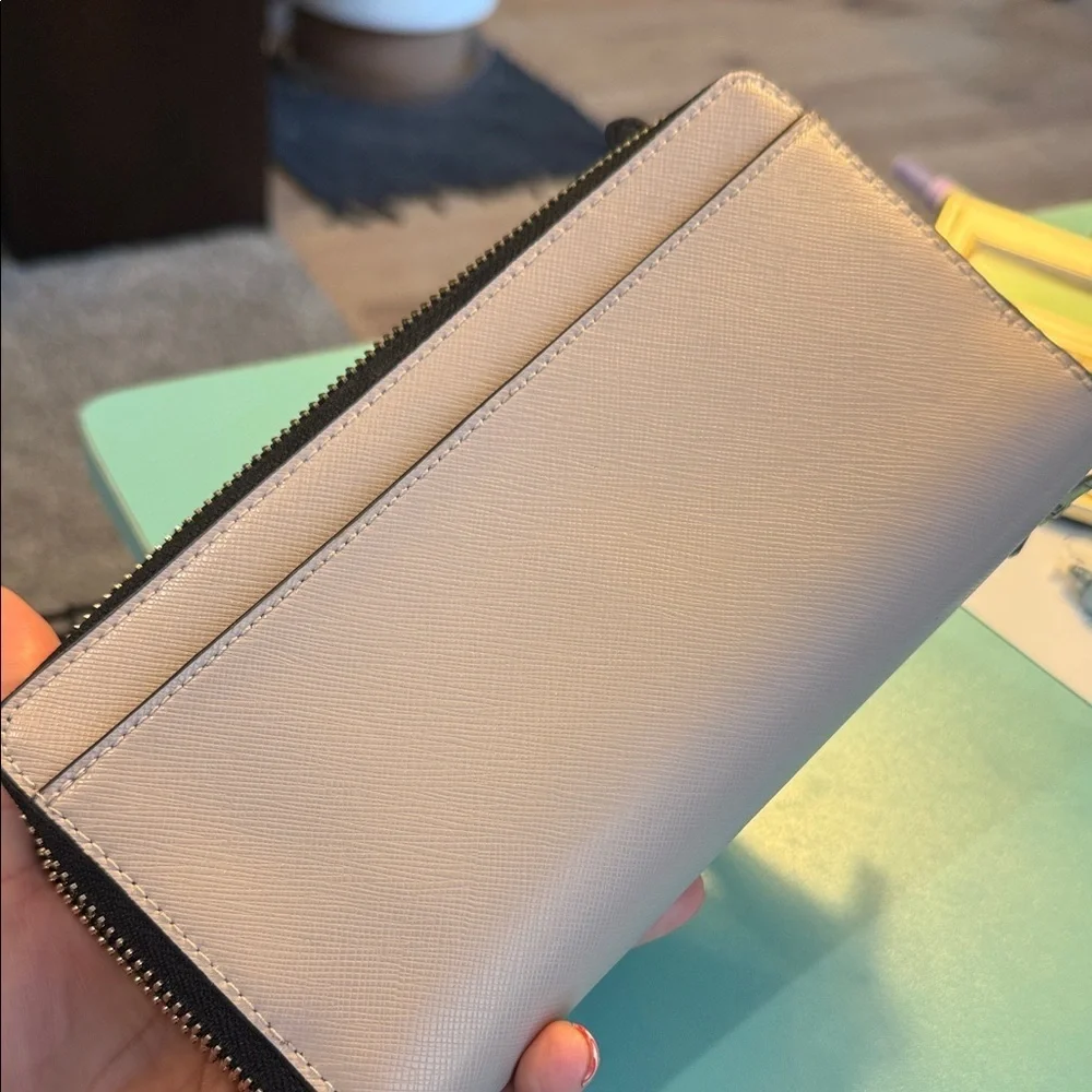Kate Spade Black and Cream Wallet large wristlet zip card clutch designer